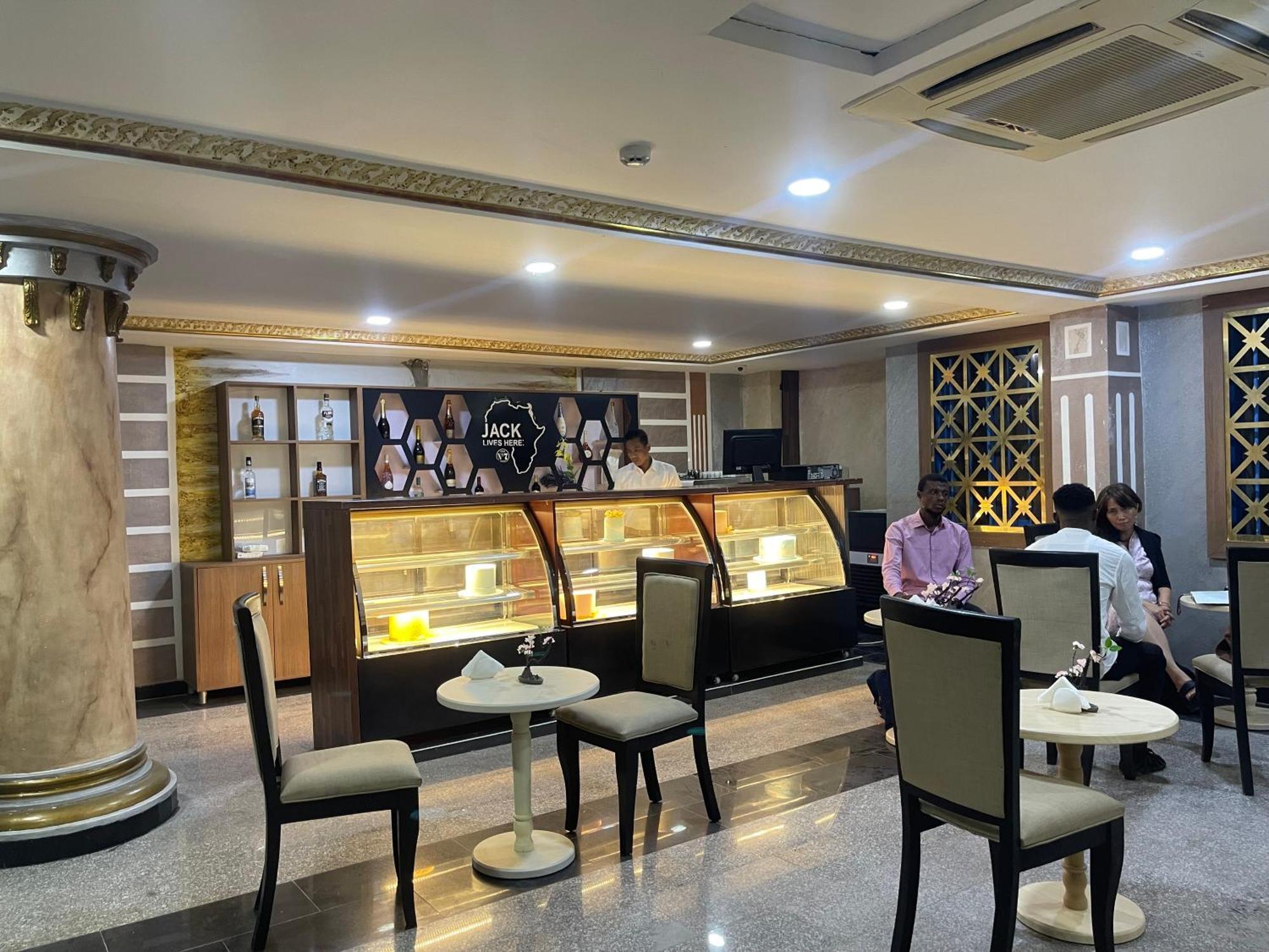 Aa Hotel And Suites Абуджа Экстерьер фото